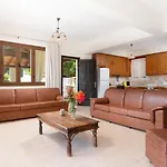 Βίλα Andonis Nissaki Large With Large Pool ,spectacular View Very Near To The
